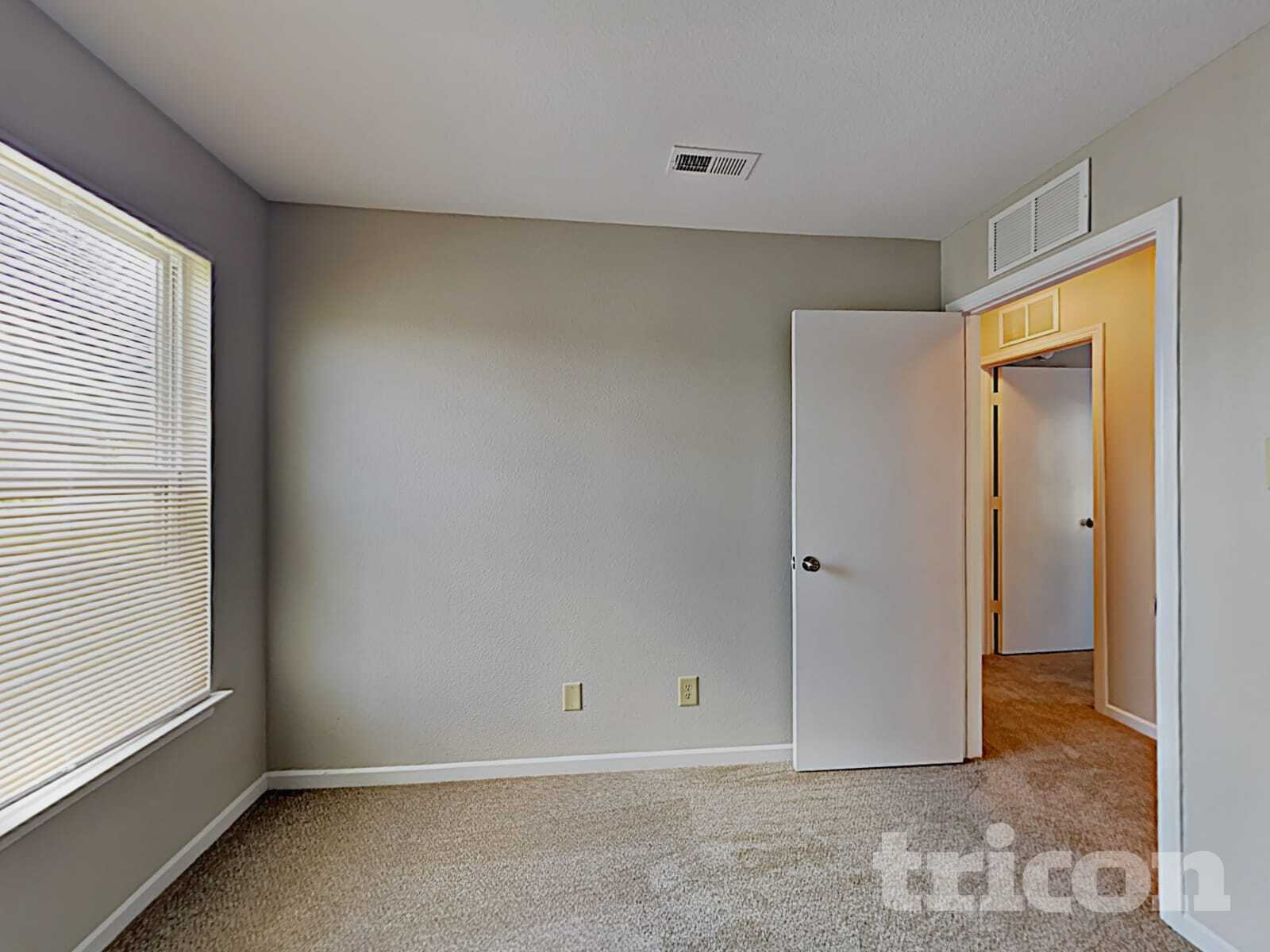 Building Photo - 10152 Golden Dr