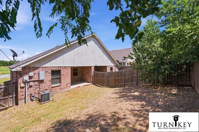 Building Photo - 3116-3118 S Cherry Ln