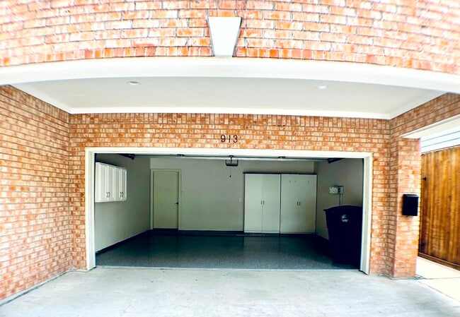 Building Photo - 913 Birdsall St