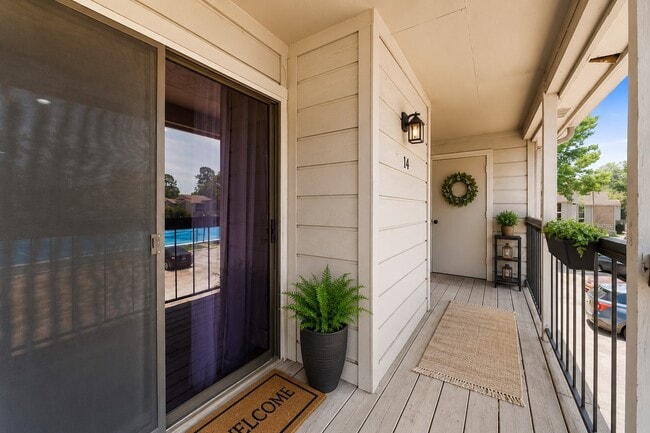 Building Photo - 17331 Red Oak Dr