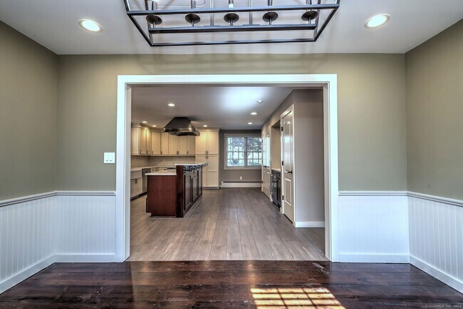 Building Photo - 1591 Huntington Turnpike