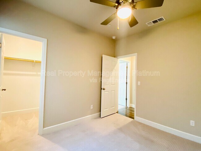 Building Photo - 1046 Lindsay Ln