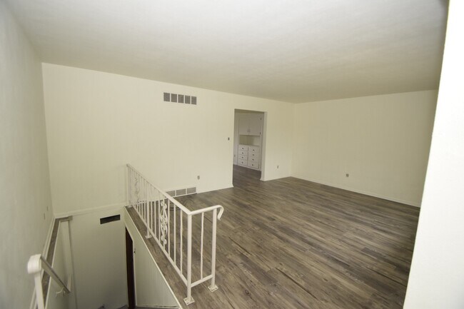 Building Photo - 3 bed / 3 bath Home for Rent in Hobart