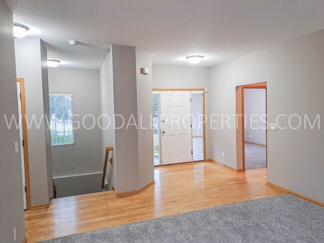 Building Photo - 3 bedroom 2 bath Single Family Home