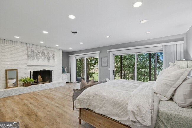 Building Photo - Luxury Lakefront Retreat – Fully Furnished...