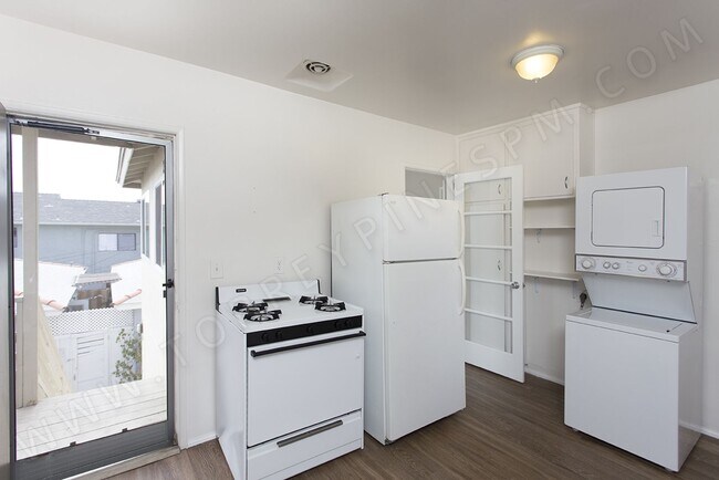 Building Photo - Upstairs 2BR/2BA in North Pacific Beach wi...