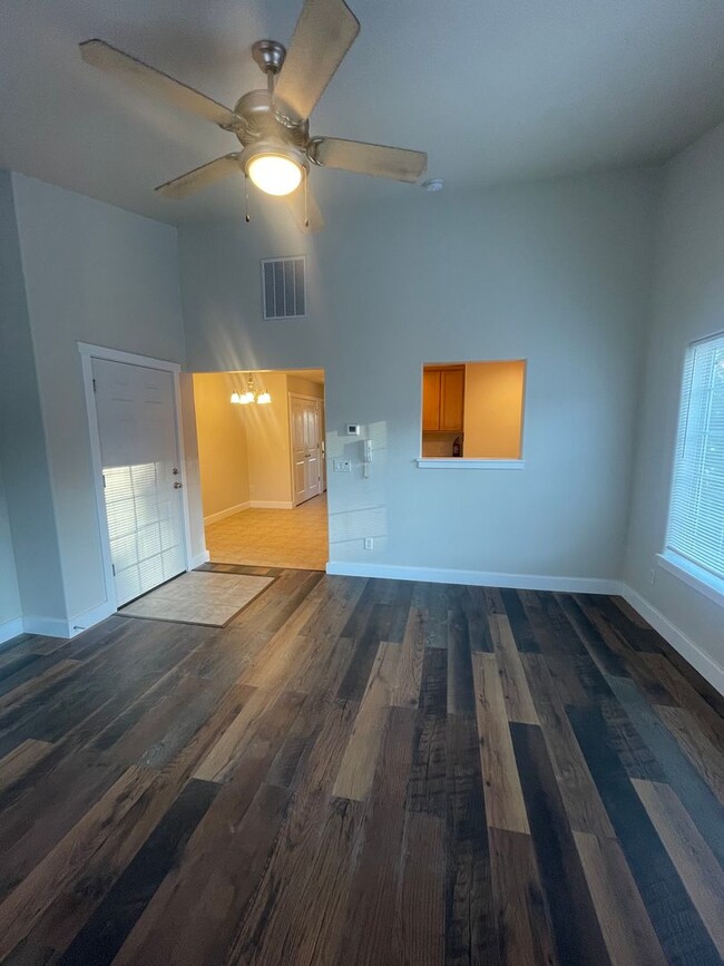 Building Photo - **MOVE IN SPECIAL**Convieniently located c...