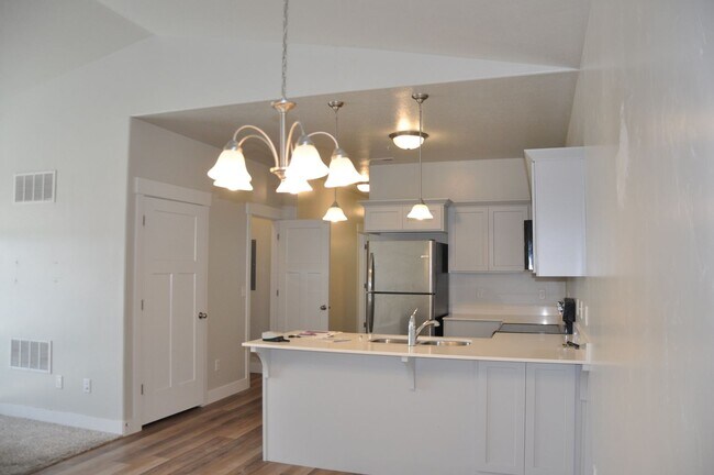 Building Photo - 3 bedroom, 2 bathroom house located in the...