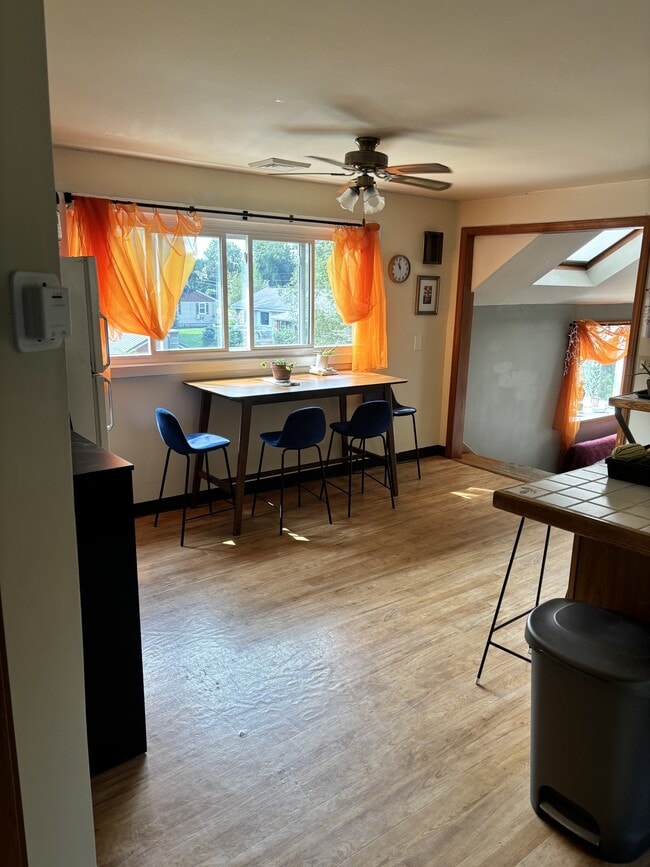 Building Photo - 44 S Silver Ln