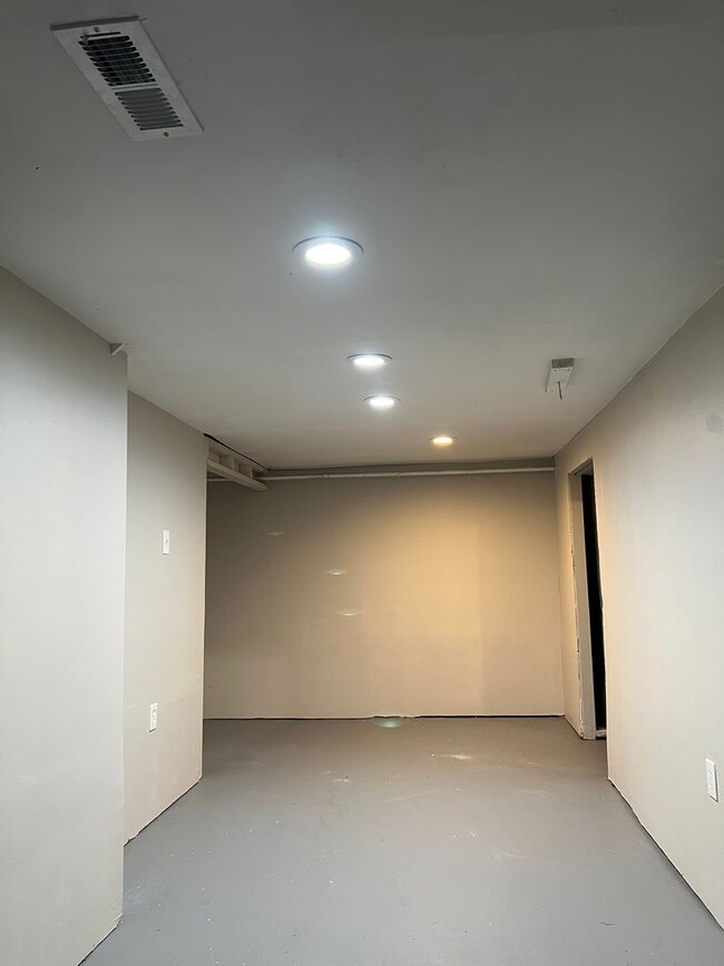Building Photo - Charming residence boasts two spacious bed...