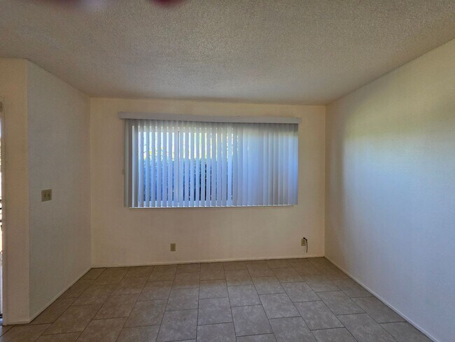 Building Photo - Spacious Home!!