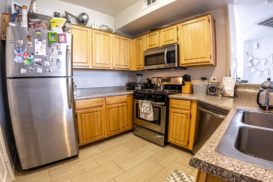 Building Photo - 5855 Valley Dr