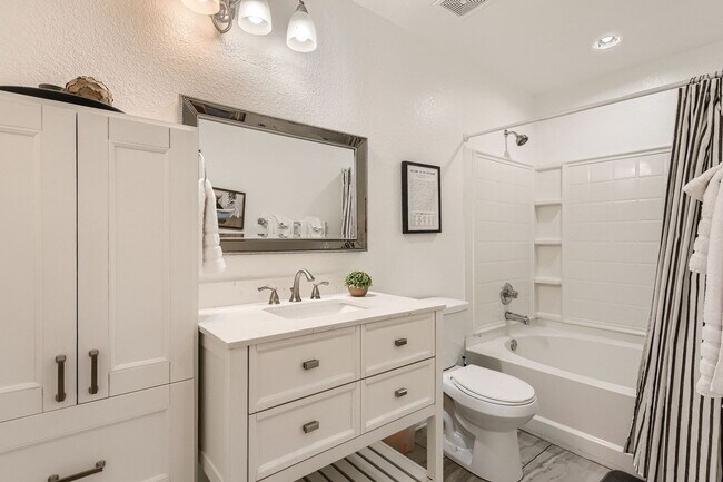 Building Photo - Fully Furnished 3 Bedroom near Greenbelt in Southeast Austin- Easy Access to 35!