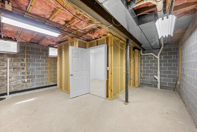 Building Photo - 6013 Selvyn Rd