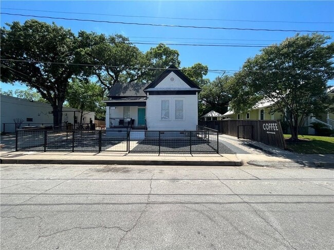 Building Photo - 1207 Salina St
