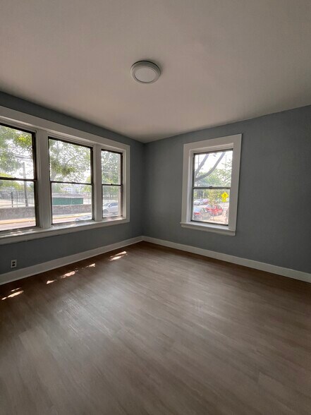 Building Photo - 121 Manhattan Ave