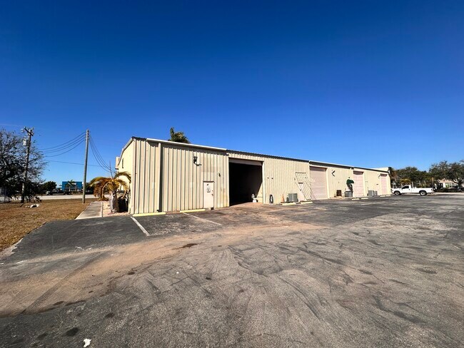 Building Photo - 620 SE 15th Ave