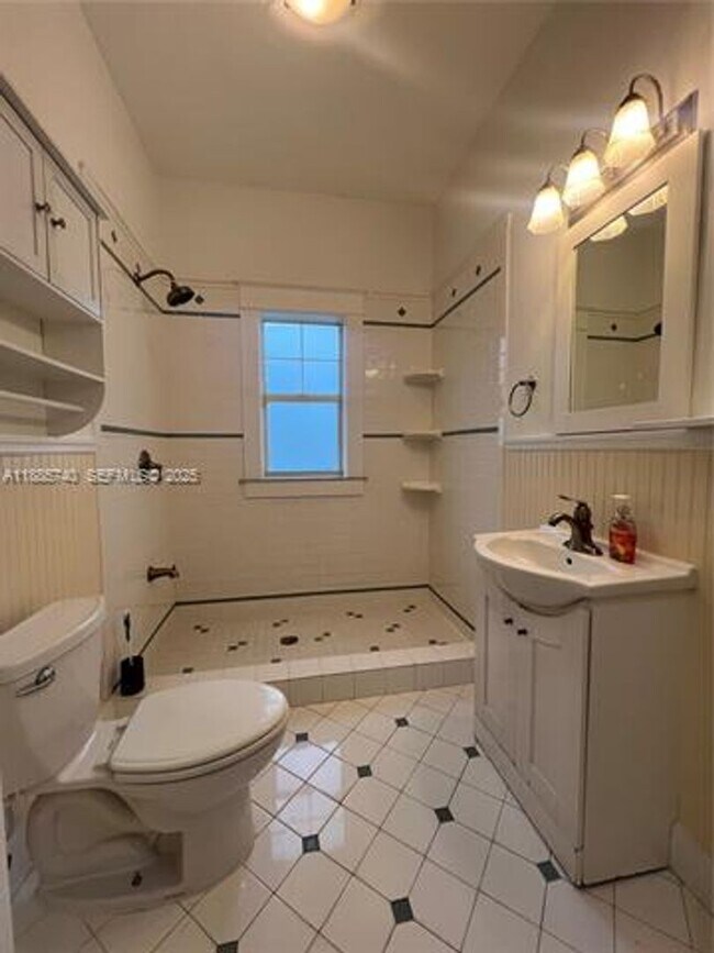 Building Photo - 130 SW 1st Ave