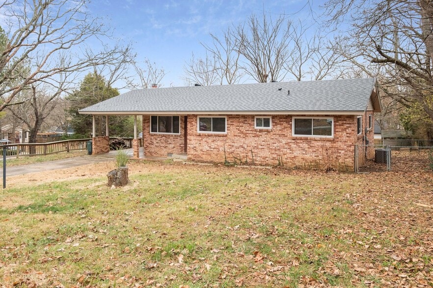 Building Photo - 1737 E 5th St