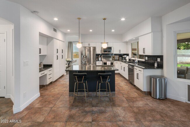 Building Photo - 5408 E Kelton Ln