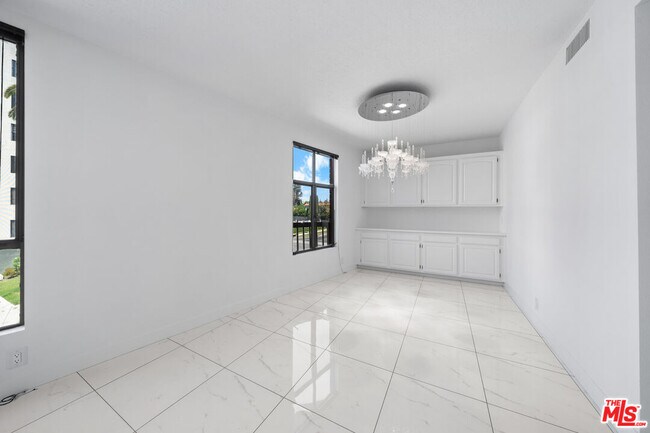 Building Photo - 4444 Wilshire Blvd