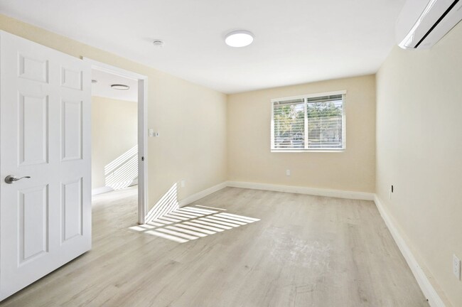 Building Photo - Large studio unit in a quiet Claremont Nei...