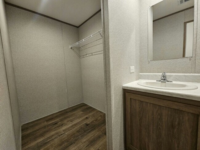 Building Photo - 491 Suwanee Dr