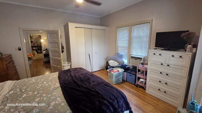 Building Photo - 2 bedroom - Duplex for RENT  Move in Nov 1st