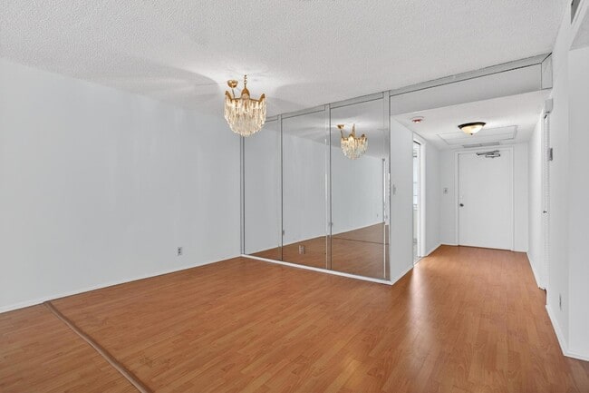 Building Photo - 2651 S Palm Aire Dr