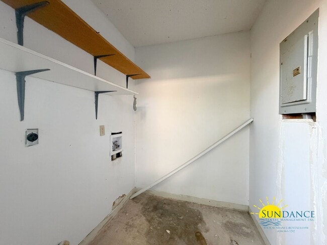 Building Photo - Beautiful Unit Close to Both Bases!