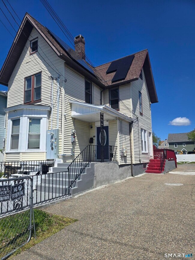 Building Photo - 141 Hicks St