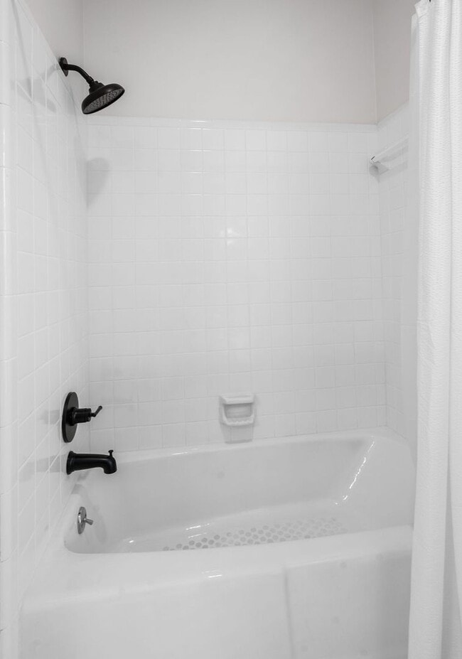 Building Photo - Charming 2BR/2BA condo in Green Hills!