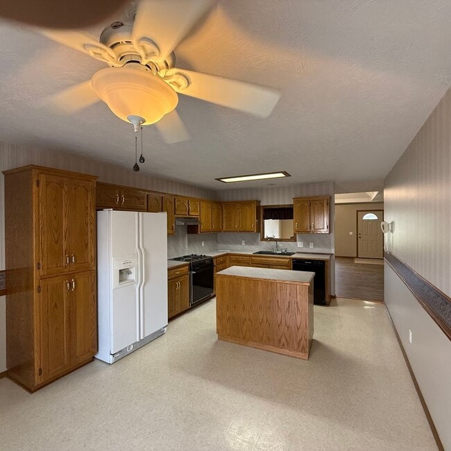 Building Photo - Beautiful 2 Bedroom Bathroom Patio Home Available NOW!