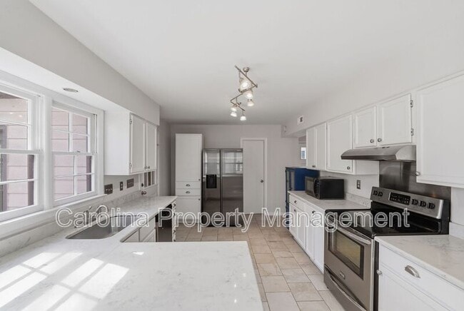 Building Photo - 805 Farm Tree Ln