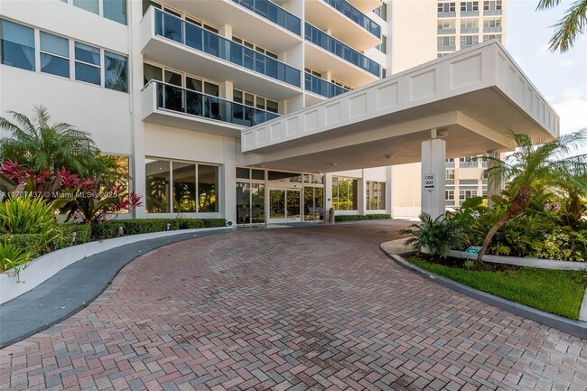 Building Photo - 3140 S Ocean Dr