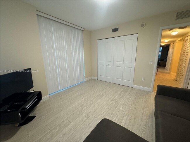 Building Photo - 2641 N Flamingo Rd