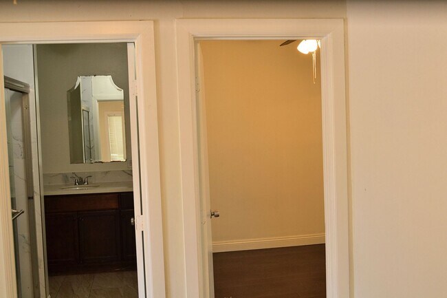 Building Photo - ??Newly Remodeled 2 Bed / 1 Bath Apartment...