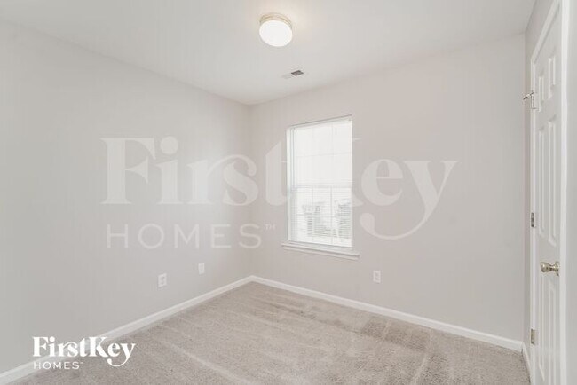 Building Photo - 916 Lakehill Rd