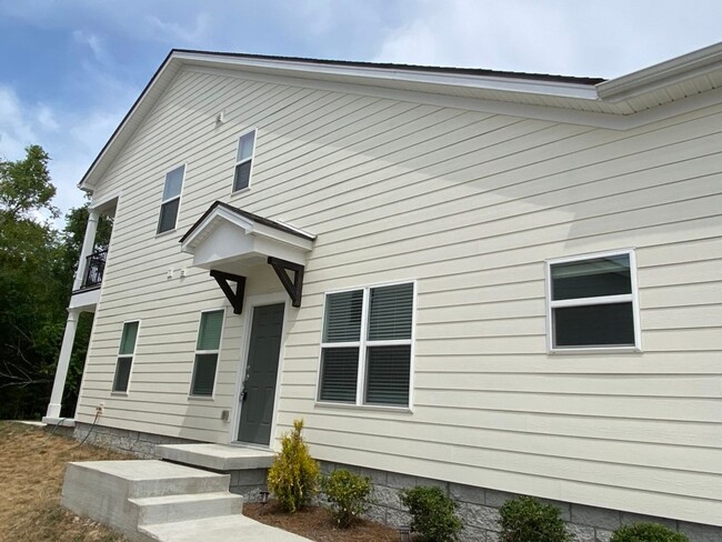 Building Photo - Spacious End Unit Townhome in Blakeney Com...