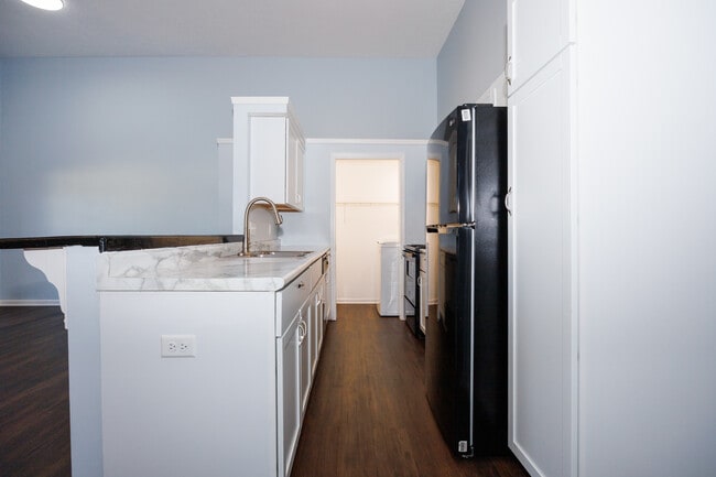 Building Photo - 250 Parktrail Rd