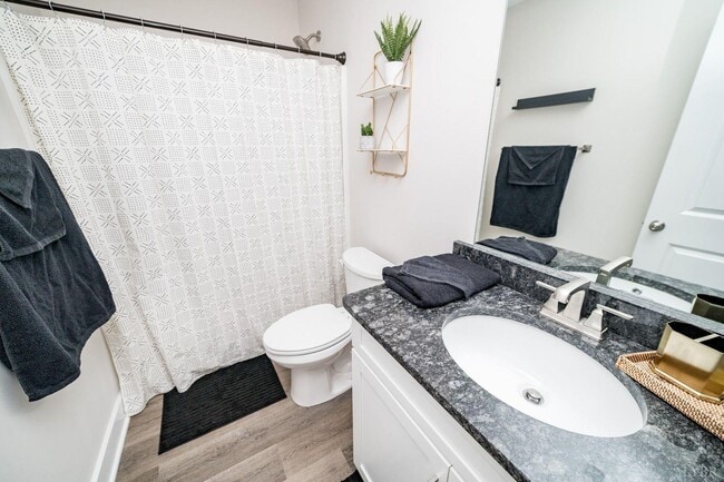 Building Photo - 16 Villa Ct