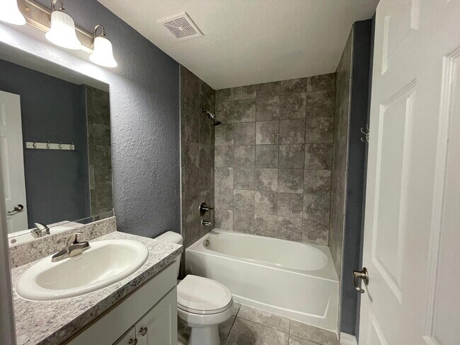Building Photo - **Beautiful 3 Bd 2 Bath!! AVAILABLE AFTER JUNE 15TH**