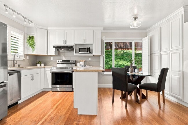 Building Photo - Spacious 4-bedroom 2-Bath in Desirable Area in Walnut Creek!