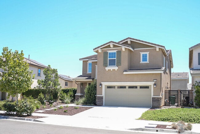 Building Photo - Beautiful 2 Story 4 Bedroom Home in Great ...