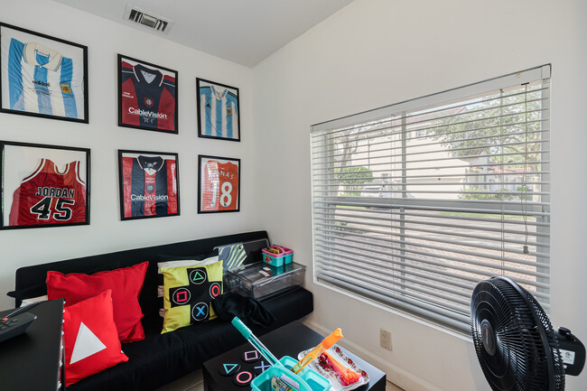 Building Photo - 1394 Harbor View W
