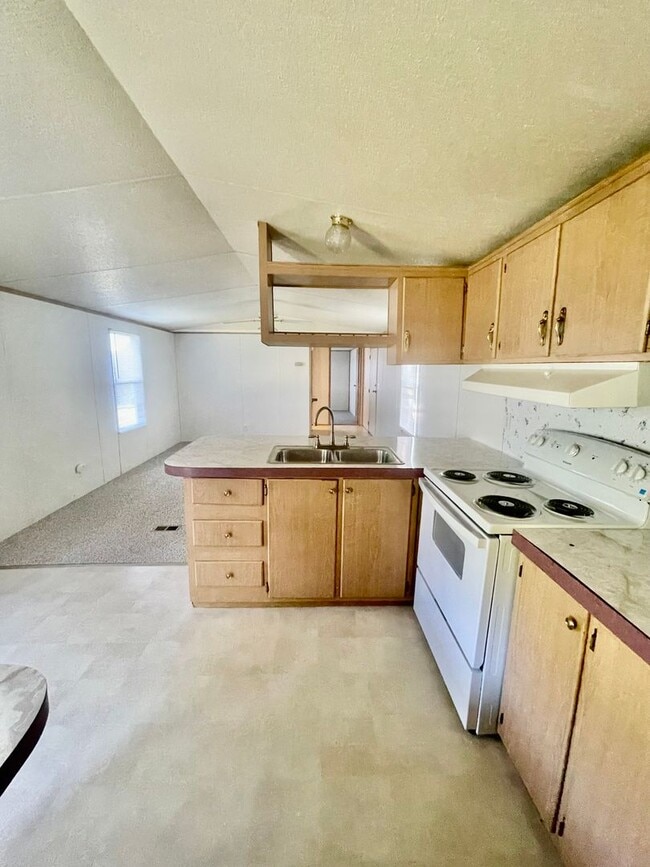 Building Photo - Welcome to this charming 2-bedroom, 2-bath...