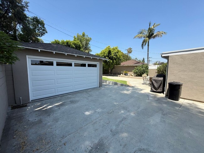 Building Photo - Lovely 3 Bedroom House w/ Finished Garage