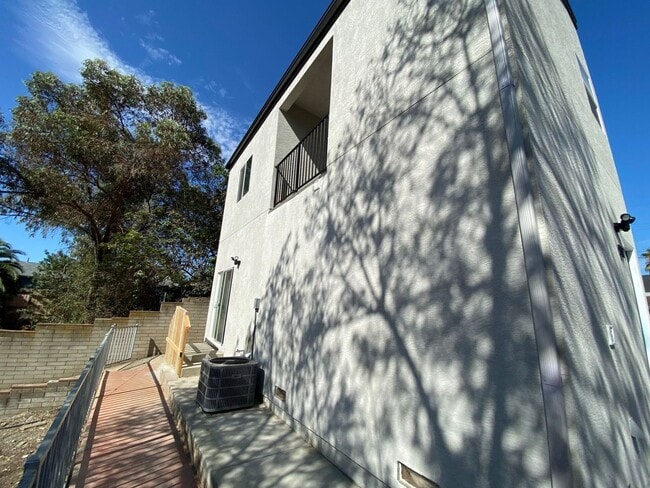 Building Photo - Newly built (2022)! 4BD/2BA, HUGE Yard!