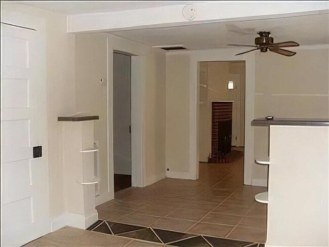 Building Photo - 2 Bedroom 1 Bathroom