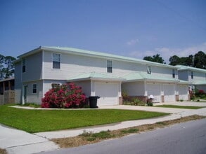 Building Photo - "Charming 2-Bed Townhouse Oasis - Prime Fort Walton Beach Location!"